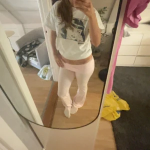 Ljusrosa mjukisbyxor Gina Tricot S - Supersköna ljusrosa mjukisbyxor från Gina Tricot i storlek S. Byxorna har bred linning och är tillverkade i mjukt bomullsmaterial. Passformen är loose och de har raka ben. Säljer dom då dom inte kommit till användning alls, dom är även lite stora så dom passar bra för dig som har strl s/m. Köpta för 359kr vad jag minns men säljer för 250! 💞