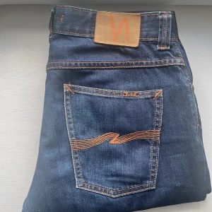 Nudie jeans  - Nudie jeans W32 L33,5 i modellen Slim Jim. Mycket bra skick, jeansen är ”dry” vilket innebär att de blir snyggare med tiden och får slitningar efter just din användning med dem! 😁      Nypris: 1600kr, kom DMs vid minsta fundering! 