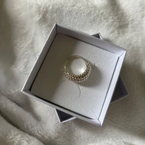 ring Pilgrim  - ring från Pilgrim, ringen är justerbar och rengörs innan den skickas iväg. 🤍