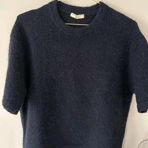 Gina tricot stickad tröja  - Säljer denna super fina mörkblå tröja från Gina tricot som är köpt för 400 kr. Inte använd så ofta 