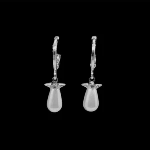 Handgjorda örhängen  - Snygga örhängen i silverfärg med droppformade vita pärlor och små stjärndetaljer upptill. Silverfärg 925