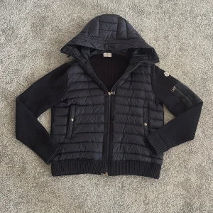 Moncler cardigan (navy) - Tja, säljer den feta cardigan som är bra skick 8,5/10 inge fel bara använd. Min pappa köpt den 2020 och Kvitto finns så bara höra av dig om du vill ha bild på de. Hör av dig vid funderingar och pris kan diskuteras vid snabba affär mvh Malte!