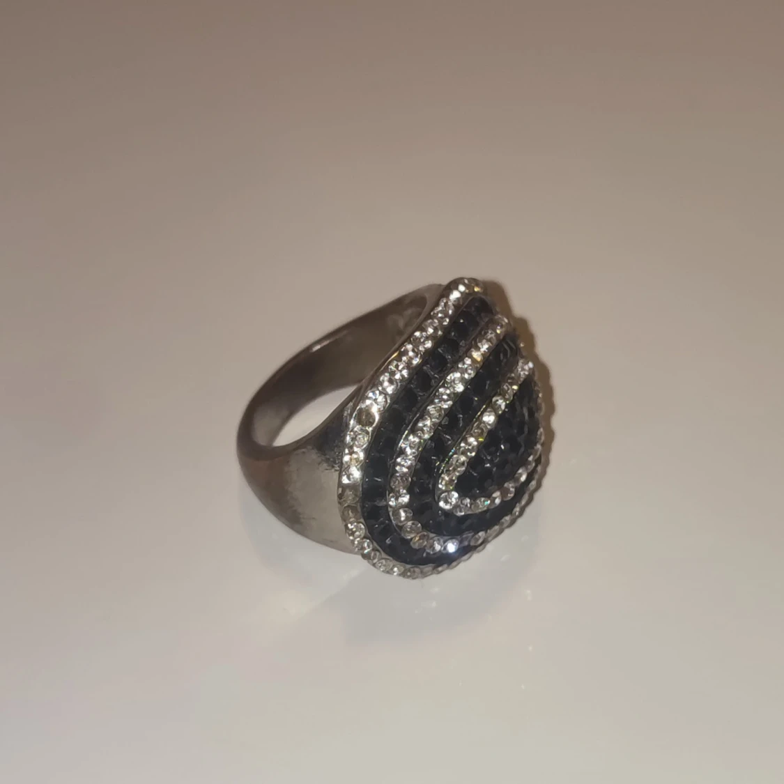 Glittrig silverring med svarta stenar - 1