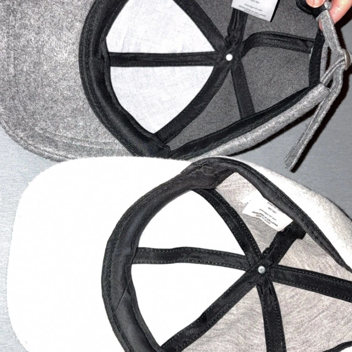 Grå och beige ullkepsar - 1