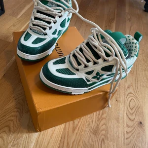 Gröna Louis Vuitton skates  - Som helt nya, har bara använt dom 2 gånger 