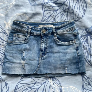 Lågmidjad jeanskjol - Så snygg Lågmidjad jeanskjol som tyvärr inte kommit till användning på länge💗 Knappt använd och avklippt från en längre kjol, skriv om ni har frågor! Står s men sitter mer som en xs