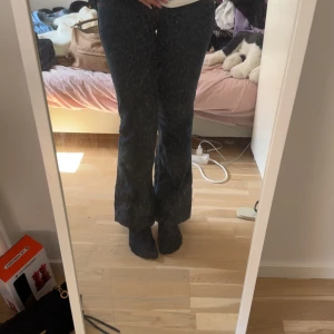 Levi's 517 blå bootcut jeans - Säljer ett par klassiska Levi's 517 jeans i mörkblå tvätt med bootcut passform. Jeansen har låg midja och snygga kopparfärgade nitar. Perfekta för dig som gillar retrovibe och vill ha ett par jeans med lite utsvängda ben.