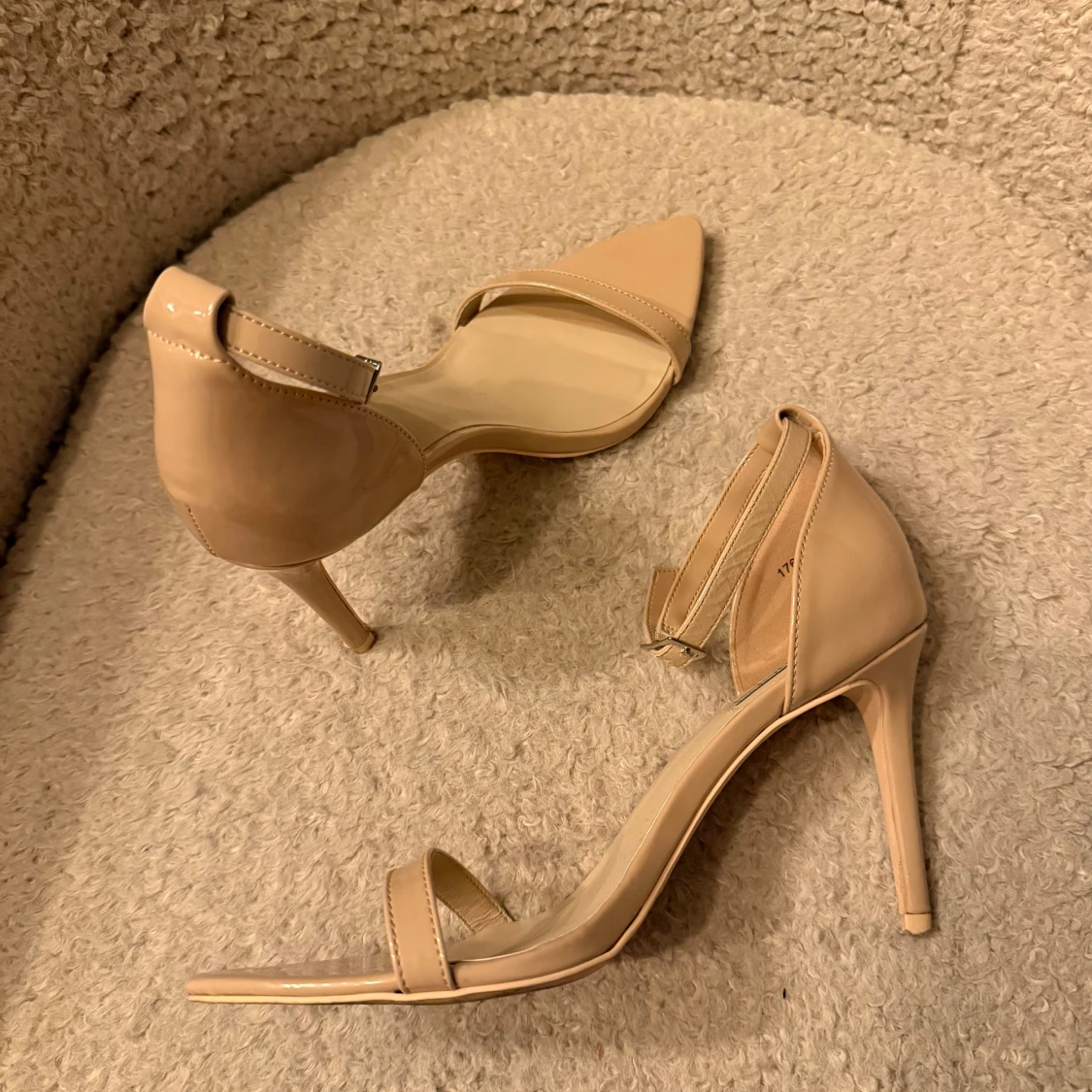 Beige klackskor med spetsig tå - 2