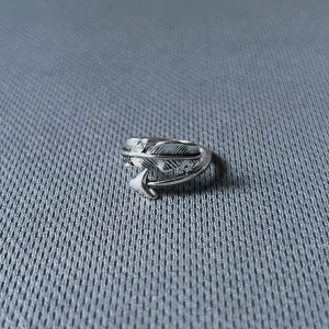 Leafbound - Elegant ring med blad och pil som viras runt fingret. Storlek 6.5