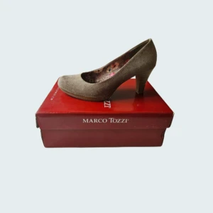 Beige pumps från Marco Tozzi - Snygga beige pumps från Marco Tozzi med rund tå och låg klack. Utsidan är i mocka och insidan har ett blommigt foder. Klacken är stabil och sulan platt framtill. Sparsamt använda så i fint skick. Enda defekterna är lite avskavd färg i sulan på vänster sko, se bild nr 4 samt någon liten obehandlad fläck på skon samt sulan, se exempel på bild 5. Detta påverkar dock inte funktionen och är knappt synligt vid användning.   Inköpspris 399 SEK.