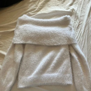 mysig off shoulder tröja  - perfekt nu till hösten!🩷 den har tyvärr en fläck (se sista bild) vet ej om den går bort i tvätten, men det syns inte när man har på tröjan då det man viker över täcker fläcken!!🩷