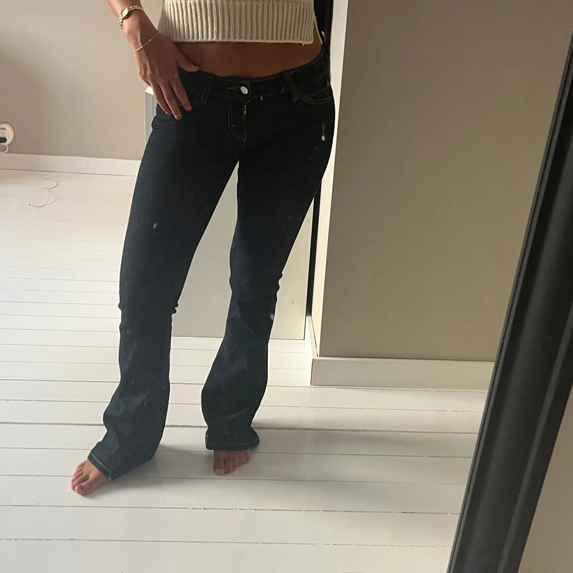 Bootcut mörkblå jeans med kontrastsömmar - 1