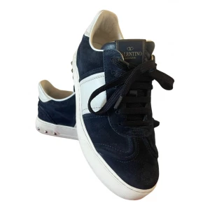 Valentino Garavani sneakers - Super snygga och trendiga skor. De är i använt skick men inget fel på förutom att två nitar har ramlat av. Box medkommer. Skriv vid bilder och frågor! Nypris 7000kr