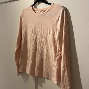 Ljusrosa långärmad tröja från Cubus - Ljusrosa långärmad tröja från Cubus i storlek L med slim passform. Tröjan har rund halsringning och är gjord i mjuk bomull. Köptes för 299kr men säljer för 90kr