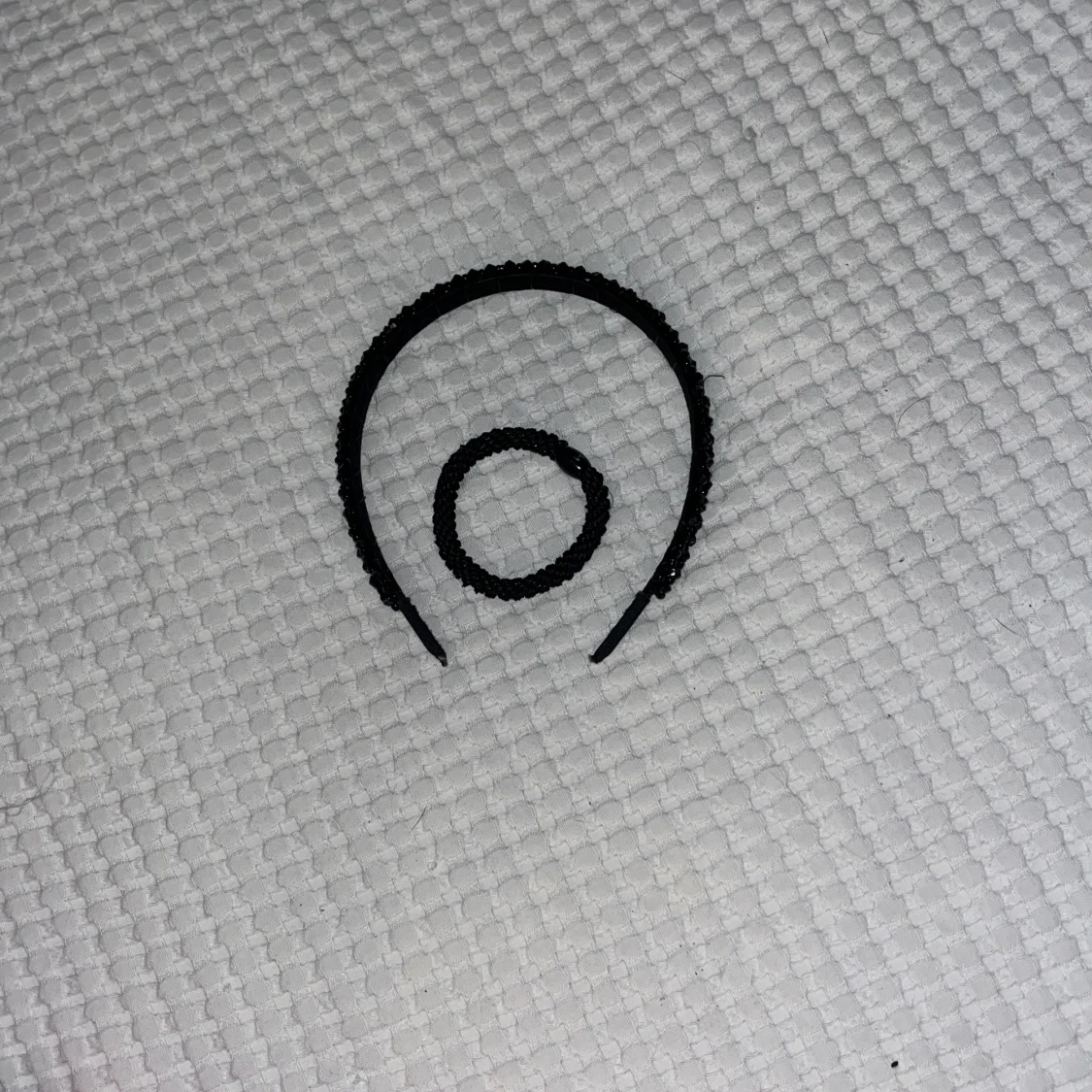 Svart diadem och hårsnodd