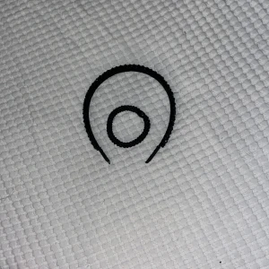 Svart diadem och hårsnodd - Säljer ett svart diadem med flätad design och matchande svart hårsnodd. Diademet har en enkel och stilren form som passar till många looks. Båda är gjorda i syntetmaterial och har en matt finish. Perfekt för att fixa frisyren snabbt och snyggt.