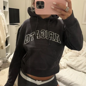 Axel Arigato Hoodie - Supersnygg hoodie från Axel Arigato, passar mig som vanligtvis brukar ha S 🩷Säljer då den tyvärr ej kommer till användning! Säljs ej längre på hemsidan men nypris ca 1000kr