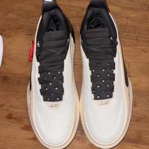 Ett par oanvända  basketskor way of Wade  - Säljer ett par oanvända way of Wade 11or i storlek 47, dem är helt nya aldrig användna, levereras i originalkartong, unik design och hög kvalité, perfekt för både streetwear och för spel, exklusivt märke signerat av Dwayne Wade, passar till dig som vill sticka ut på planen, nypriset var betydligt högre-nu kan du fynda!!!