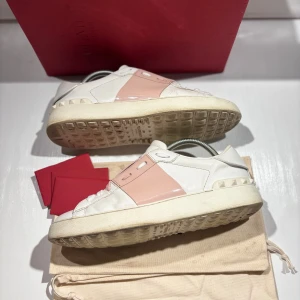 Valentino skor - Hej! Säljer nu mina skor från märket Valentino, storlek 40 bra skick, allt på bilden ingår. Tveka inte på att höra av dig om du har frågor eller funderingar kring skorna! 