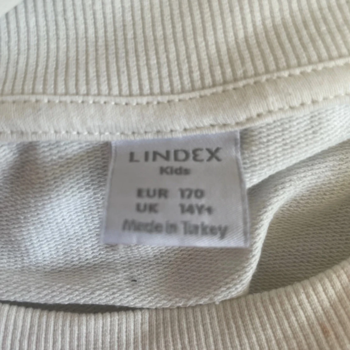 Vit t-shirt med tryck från Lindex - 3