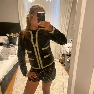 Svart dunjacka mango - Säljer denna trendiga jacka från mango!! Slutsåld💓💓