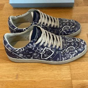 Philippe Model Mörkblå  - Snygga sneakers från Philippe Model i marinblått med en snygg sula som känner snygga fotspår ✅Skolåda och påse till skorna ingår ✅Använd ett fåtal gånger och skorna är i mycket bra skick✅ Orginal lapp finns kvar, skriv gärna om fler bilder och pris kan diskuteras ✅