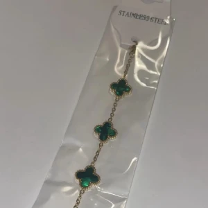 Fyrklöver armband grön 18K doppad  - Snyggt armband doppad i 18k med gröna klöverformade hängen. Rostfritt och perfekt för dig som vill ha något unikt och färgglatt på handleden.
