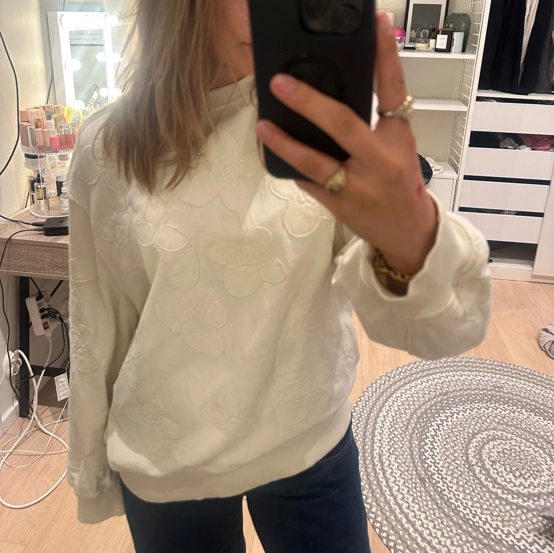 Vit sweatshirt med blommigt mönster