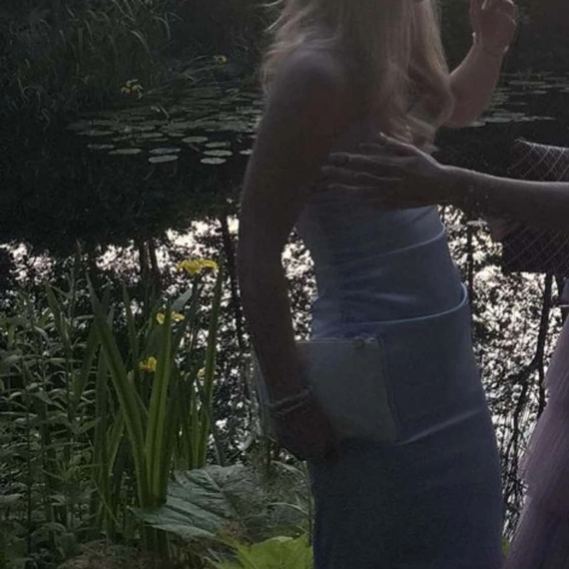 Ljusblå satinklänning med öppen rygg - 2