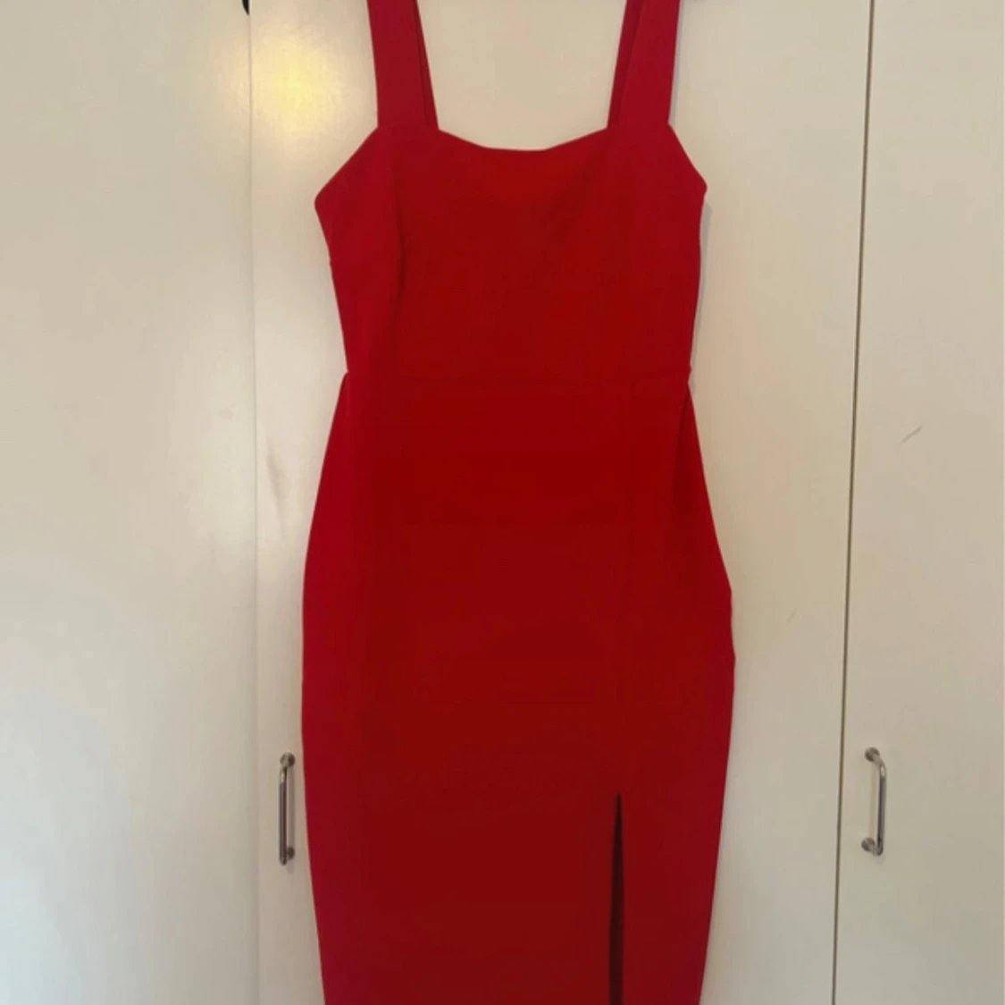 Röd långklänning med slits