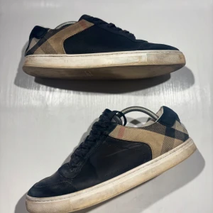 Burberry skor - Hej! Säljer nu mina skor från märket Burberry, storlek 42 använt skick, allt på bilden ingår. Tveka inte på att höra av dig om du har frågor eller funderingar kring skorna! 