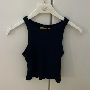 Svart croppad linnetopp Gina Tricot - Svart croppad linnetopp från Gina.