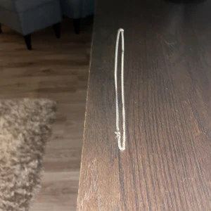 Tunt silverfärgat halsband - Snyggt och stilrent halsband i silver med tunn kedja. Perfekt för dig som gillar minimalistiska smycken och vill ha något som passar till alla outfits. Lätt att matcha med andra halsband för en cool layering-effekt.