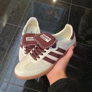 Wales bonner sambas - Säljer ett par riktigt snygga wales bonner sambas i storlek UK9 = eu 43 Skorna är i mycket bra skick Hör av er för flerr bilder eller funderingar. Skorna är köpta secondhand. Endast skorna ingår