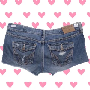 Lågmidjade trendiga jeansshorts - Snygga blåa jeansshorts från Hollister i storlek W25🍓 Fina fickor där bak samt knapp och dragkedja framtill. Pris går att diskuteras❣️