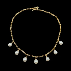 Guldhalsband med droppformade pärlor - Supersnyggt halsband i guldton med sju droppformade vita pärlor som hänger längs kedjan. Kedjan är tunn och elegant, perfekt för att ge din outfit en classy touch. Pärlorna ger halsbandet en lyxig och trendig vibe.