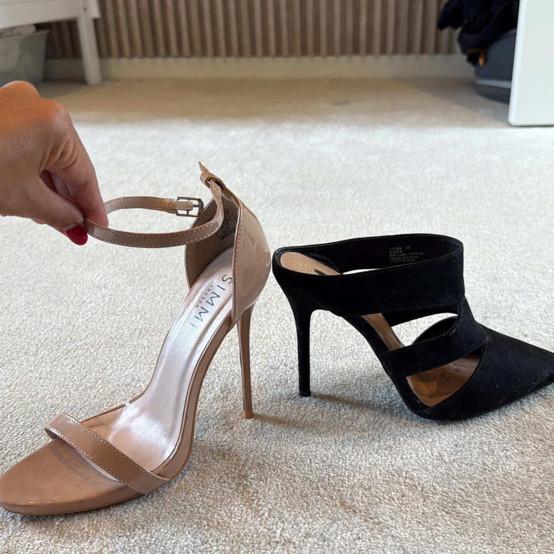Beige och svarta klackpumps - 1