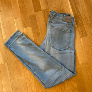 Replay Anbass ljusblå jeans 31/32 - Snygga ljusblå Replay Anbass jeans. Jeansen har en rak passform och är tillverkade i mjukt jeansmaterial. Riktigt sköna jeans. Början till litet hål vid skrevet. 