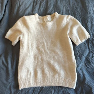 Beige stickad tröja från H&M - Säljer en mjuk och enkel stickad tröja från H&M i beige färg. Jättefint skick och inte mycket använd. Storlek xs. Använd gärna köp nu och hör av er vid frågor!💓