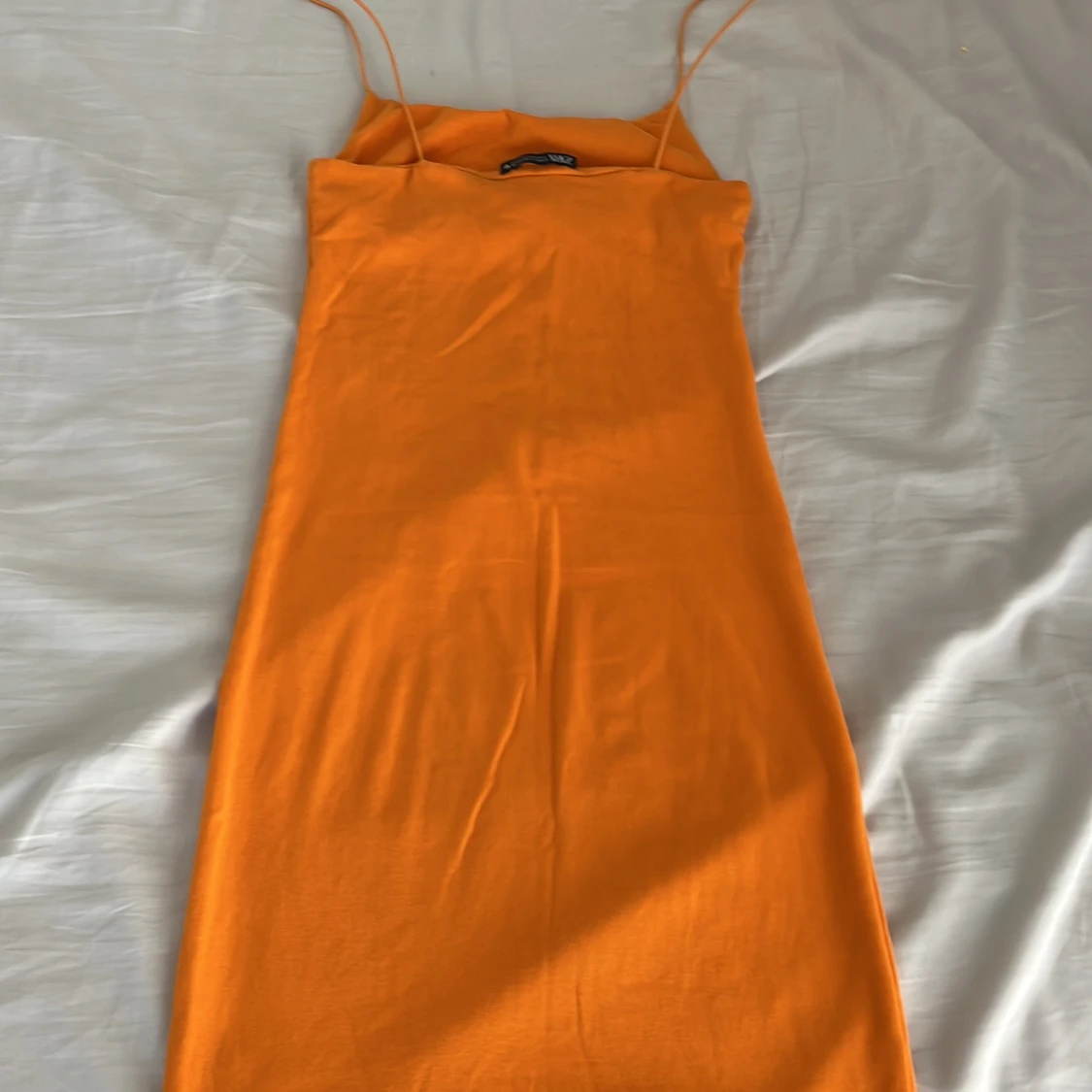 Orange ribbad kort klänning med smala axelband - 1