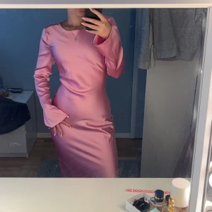 Rosa satin lång klänning  - Denna klänning har jag aldrig använt och är helt ny, alltså i ett helt nytt skick! Den är i storlek S och är ifrån ginatricot. Denna är borta från ginatricots hemsida, bevis finns i bilderna. OBS! Pris kan diskuteras 💞
