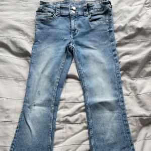 Bootcut jeans från H&M ljusblå - Snygga ljusblå bootcut jeans från H&M sitter jätte fint på och jätte användbara älskar dom här jeansen❤️ jag är 165 o de passar jätte bra i längd.