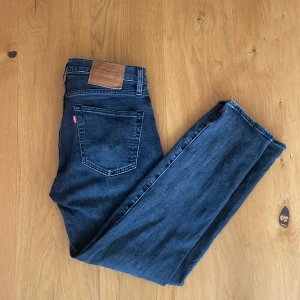Levi's jeans  - Snygga Levi's 514 jeans med klassisk femficksdesign och rakt snitt. Jeansen har en normal passform och är tillverkade i slitstarkt bomullsjeansmaterial. Perfekta för dig som gillar en tidlös look med lite smalare ben. Ikonisk läderpatch baktill och röda Levi's-tag på fickan.