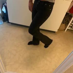 Svarta bootcut jeans från Gina tricot - Snygga svarta jeans från g perfect jeans i storlek 32. Modellen har bootcut-ben och klassisk femficksdesign. Inga defekter förutom det man ser på de sista två bilderna. Köpta på Vinted men var för små för mig, därför säljs de. I väldigt bra stick.