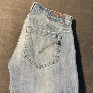 Ljusblå Dondup George  - Säljer ni ett par feta dondup jeans i modellen George då dom är för små för mig. Köpte de helt nya från north horizon och vill få sålt dom istället för att skicka tillbaka o betala onödig frakt. Det är i storlek 30, jag är 185 och dessa är för korta för mig. Jag säljer även ett par likadana i färgen svart så om man köper båda kan man få ett bättre pris!
