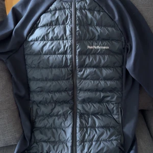 Svart quiltad pufferjacka Peak Performance - Peak performance sommarjacka/vindjacka storlek L nypris 2500kr  Snabb affär 1500kr eller bud