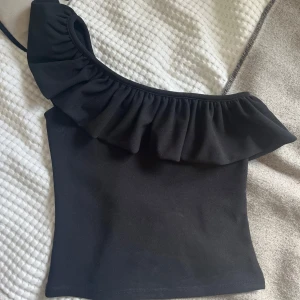 Svart oneshoulder topp med volang - One shoulder volang topp från HM, nyskick