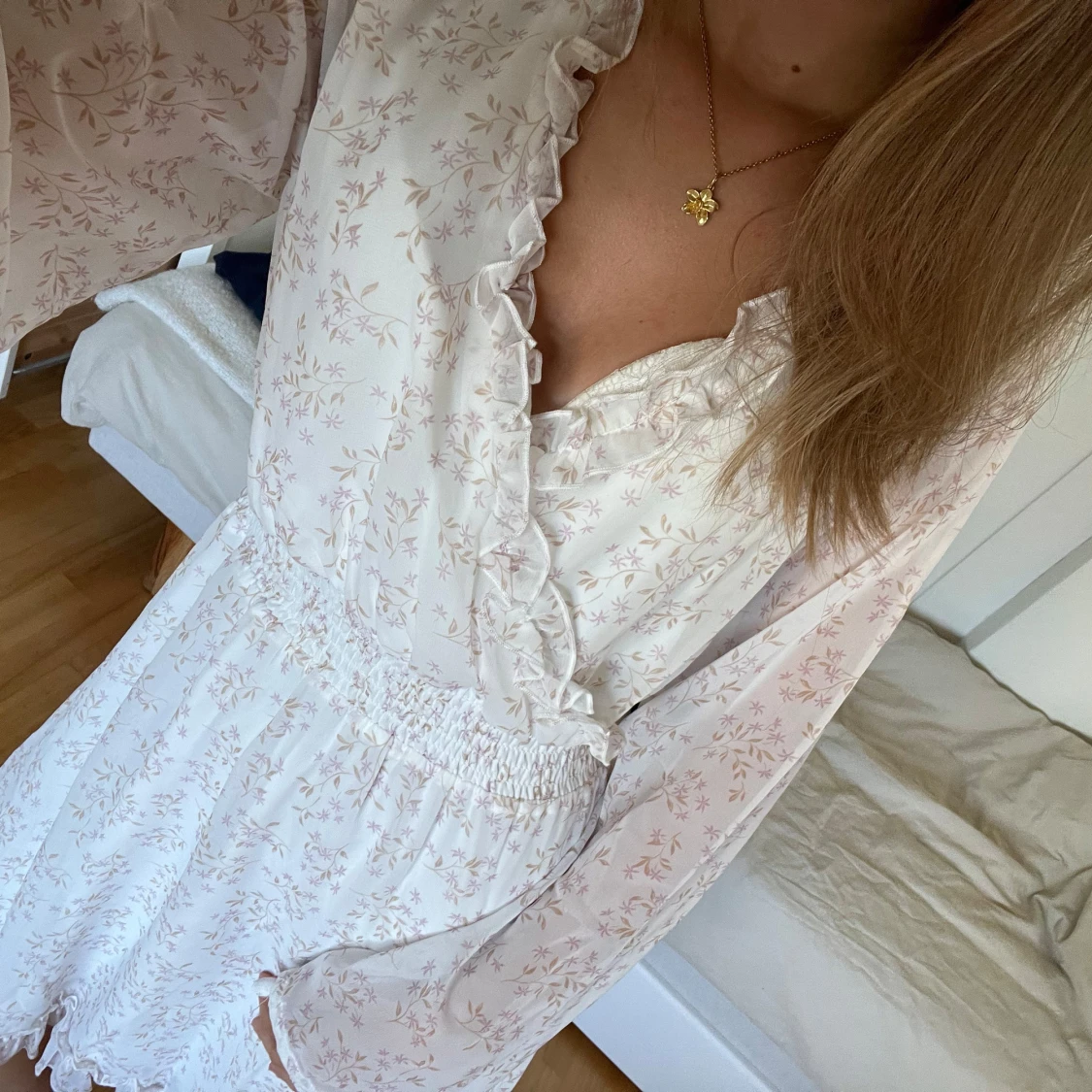 Blommig vit omlottklänning från Vila