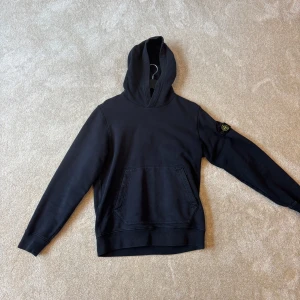 Stone island hoodie  - Stone island hoodie, storlek 170 skulle mer säga S! 