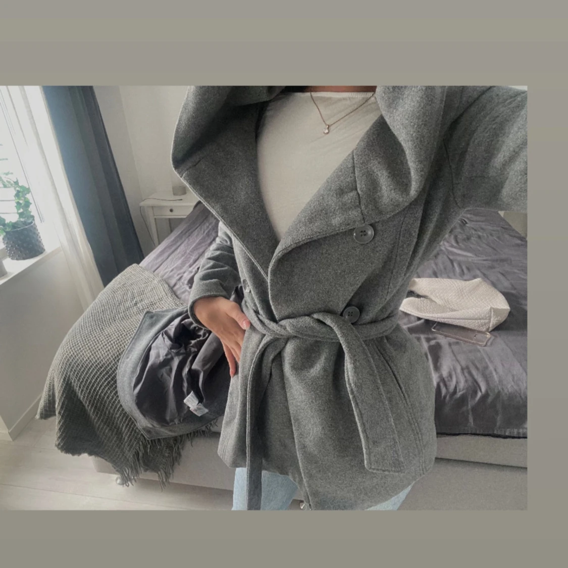Grå kappa med stor huva och bälte - 1